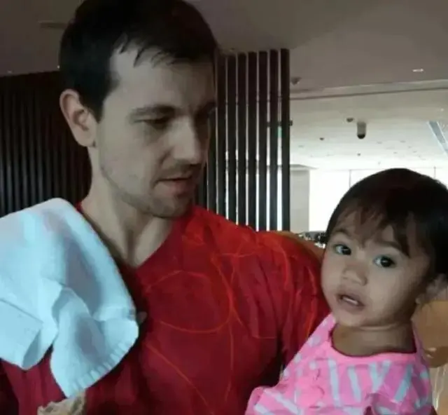不过波尔也, 进步, 妻子是亚裔
