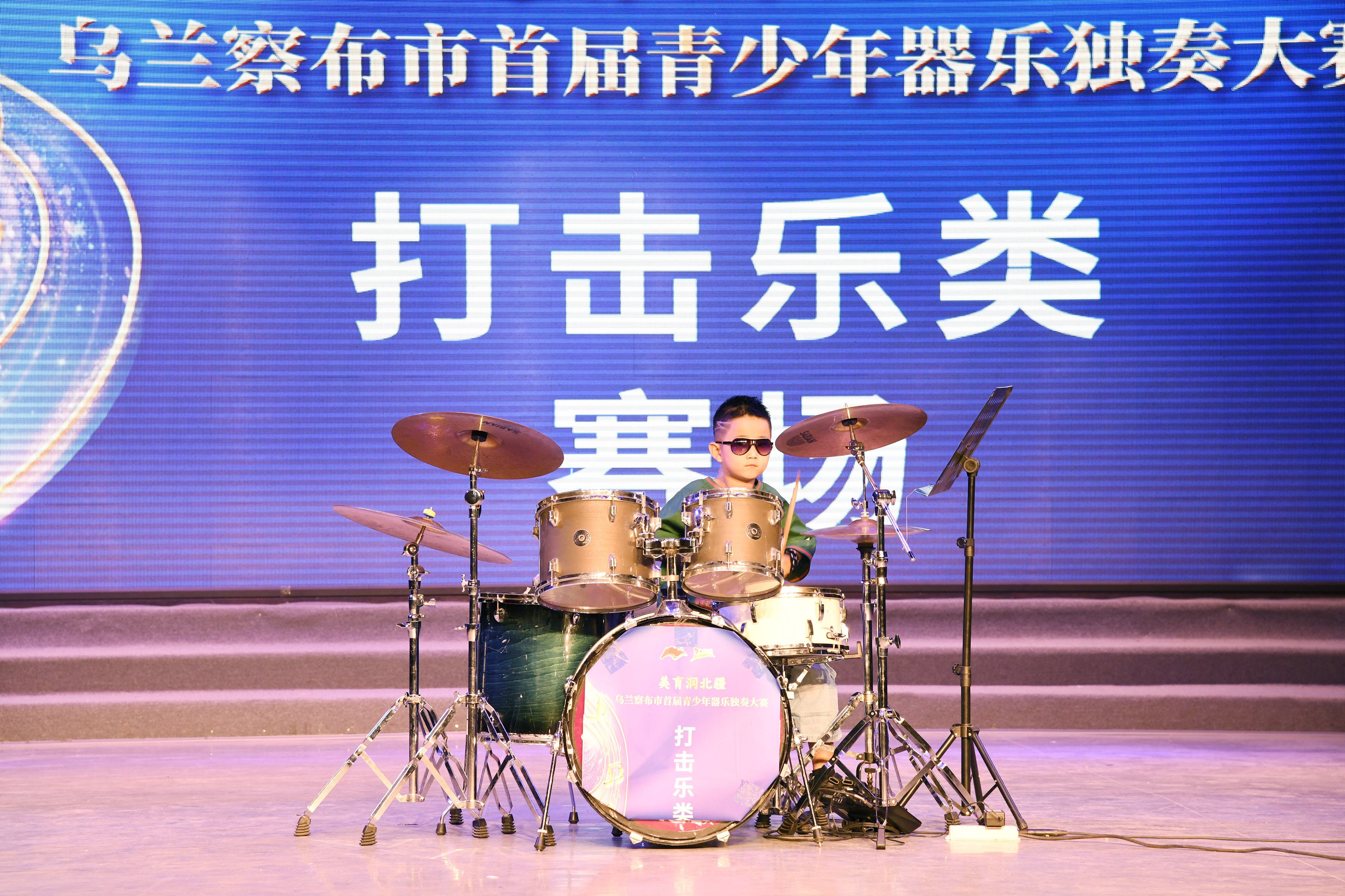 举行, 廊已满是乐