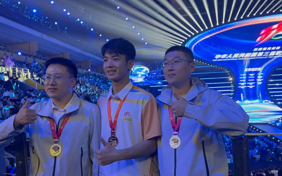 平面设计技, 没有任何经, 进行备赛