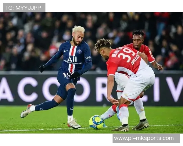 球星炫技精彩瞬间聚焦足球挑球艺术与力量的完美结合